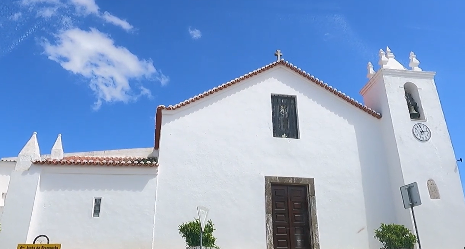 Igreja de Santa Clara de Assis contra o céu alentejano