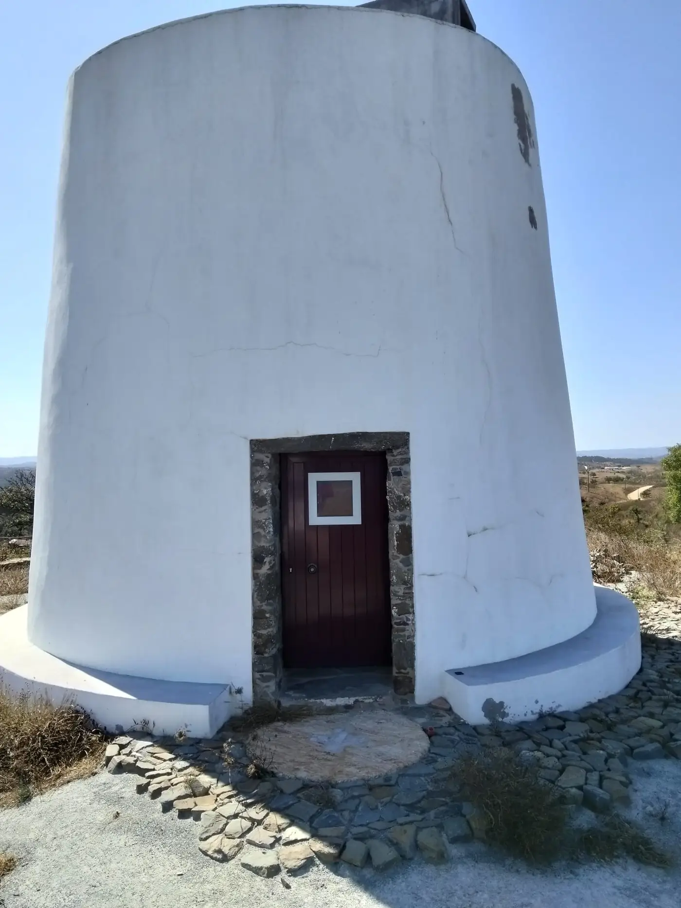 Porta do Moinho da Boavista com ombreiras de xisto e mó de pedra como soleira