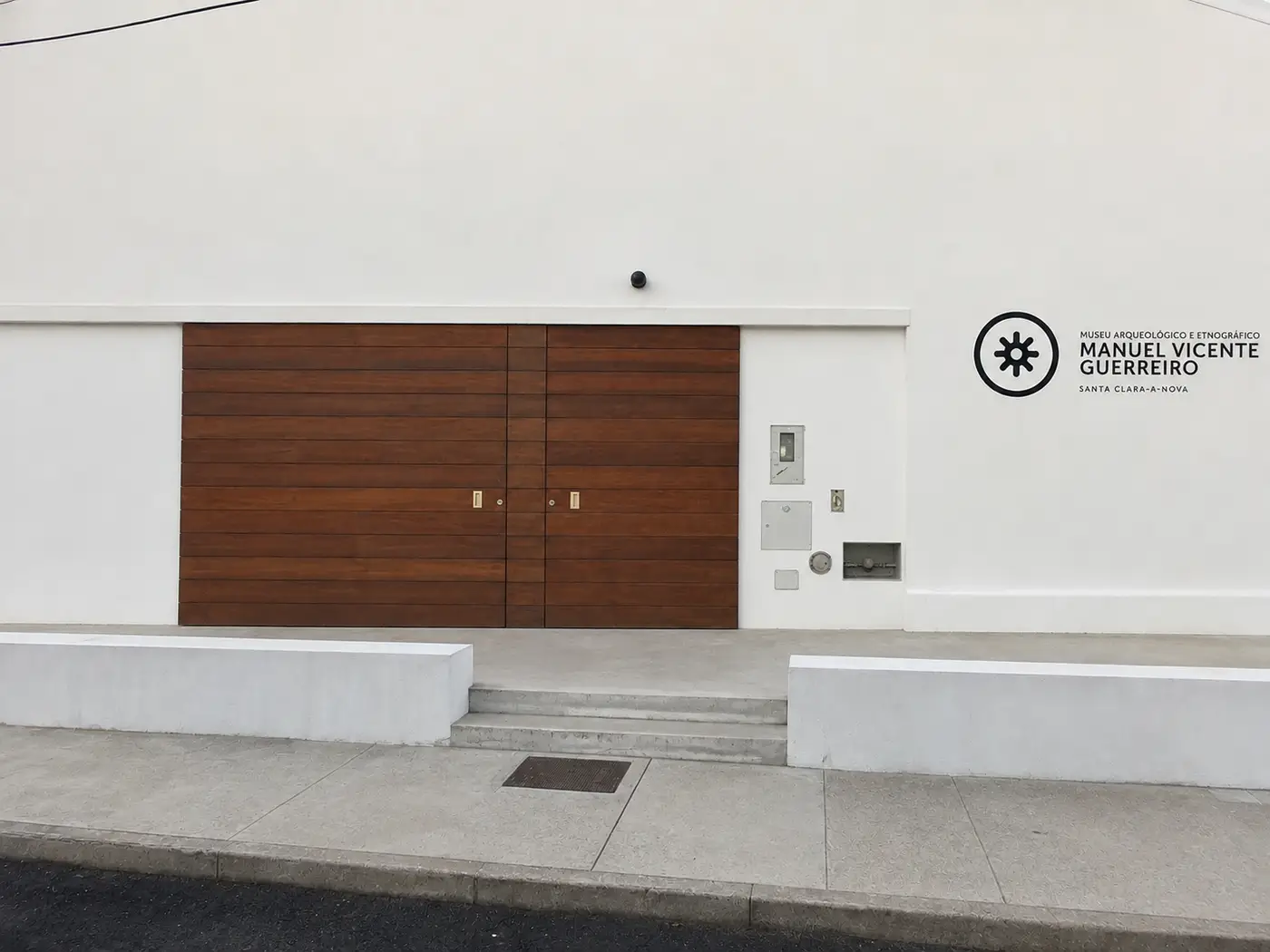 Facade of the Manuel Vicente Guerreiro Archaeological and Ethnographic Museum in Santa Clara-a-Nova: whitewashed walls and a wooden gate