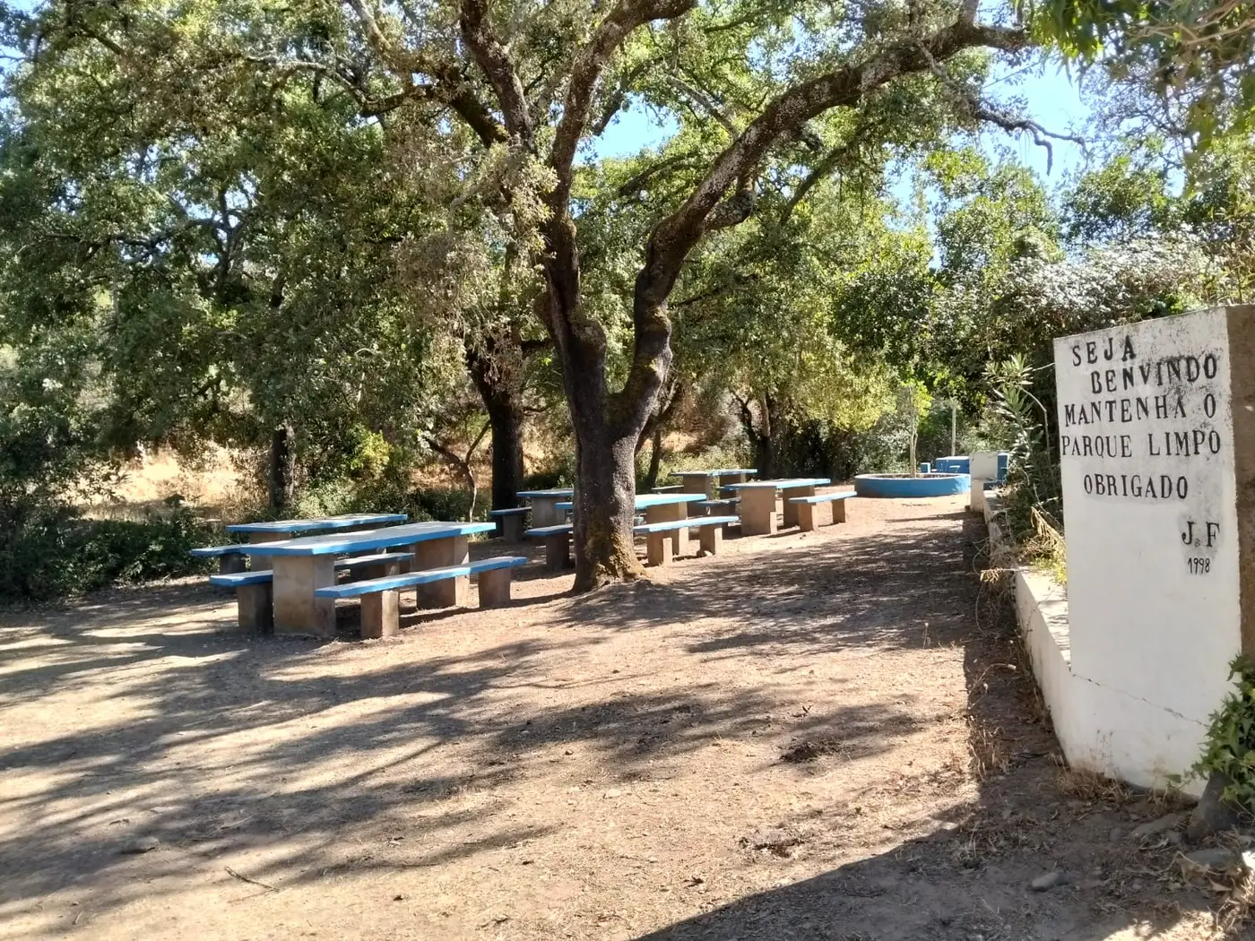 Entrada do Parque de Merendas com a inscrição «Seja benvindo, mantenha o parque limpo» da Junta de Freguesia, 1998